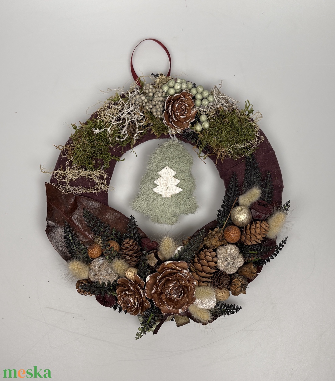 Fenyő fan - természetes hangulatú, többévszakos, síkalapos terméskopogtató lógó fenyőfával fenyőfa rajongóknak - otthon & életmód - dekoráció - ajtó- és ablak dekoráció - ajtódísz & kopogtató - Meska.hu