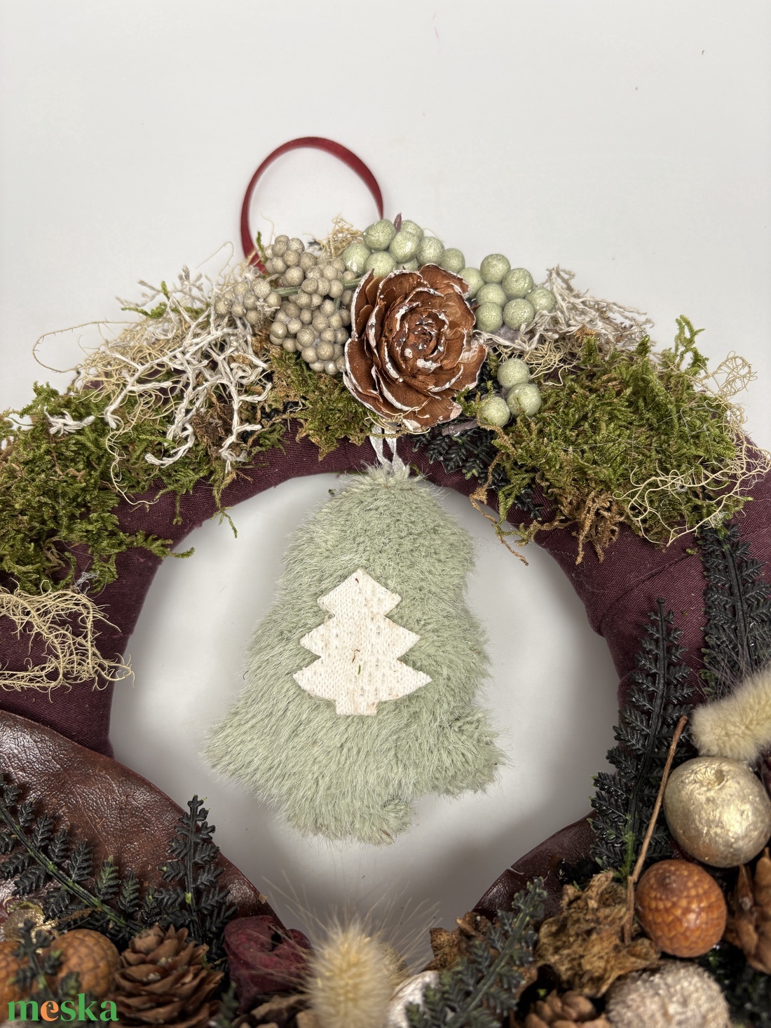 Fenyő fan - természetes hangulatú, többévszakos, síkalapos terméskopogtató lógó fenyőfával fenyőfa rajongóknak - otthon & életmód - dekoráció - ajtó- és ablak dekoráció - ajtódísz & kopogtató - Meska.hu