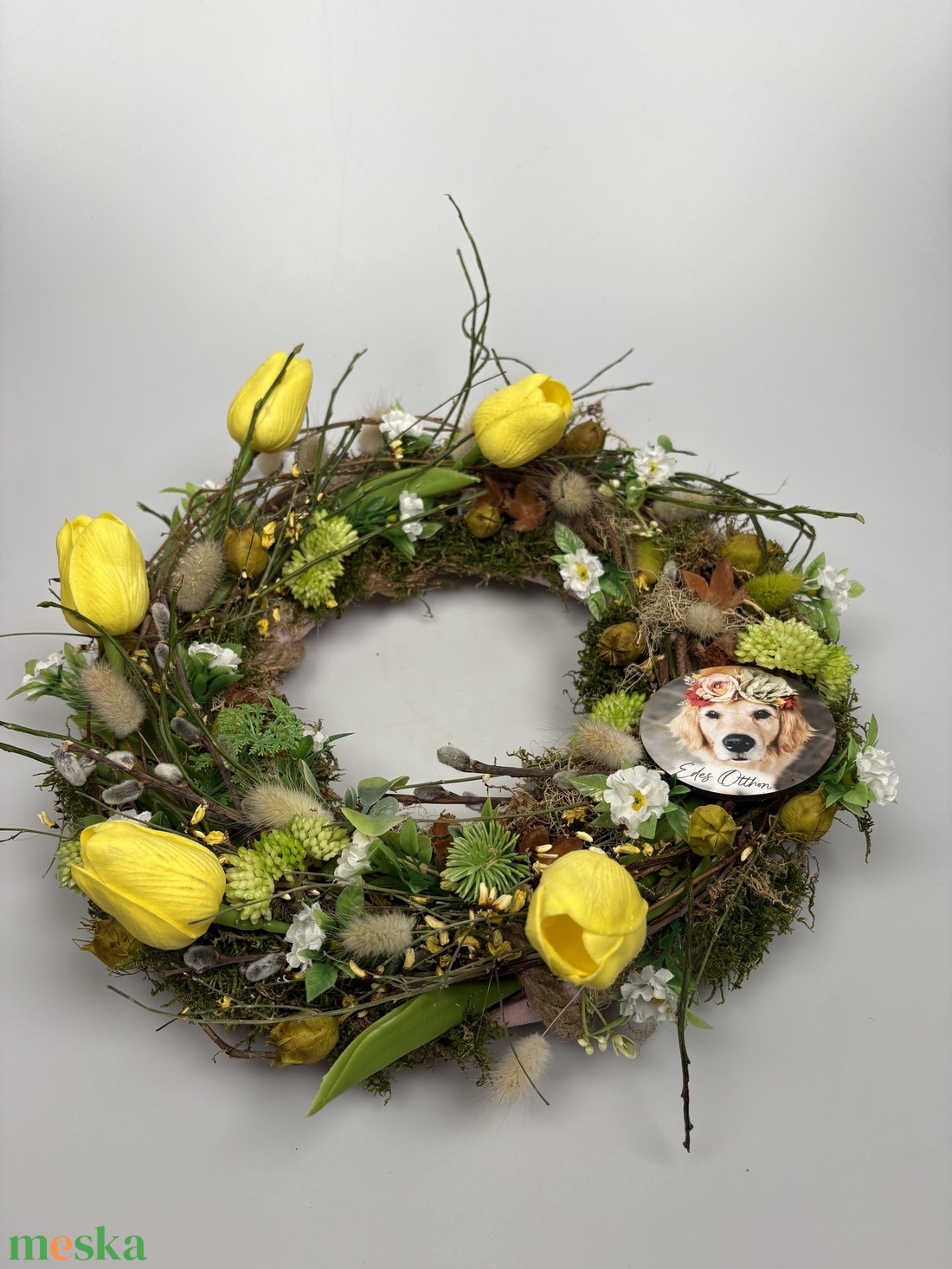 Kócos, vesszős, tulipános tavaszi ajtódísz  síkalapra kutyabarátoknak szánt fatáblával - otthon & életmód - dekoráció - ajtó- és ablak dekoráció - ajtódísz & kopogtató - Meska.hu