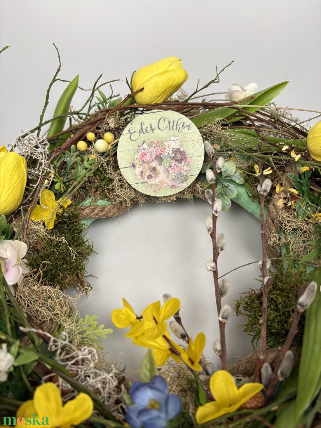 Sünit és pozsgásokat ábrázoló fatáblával ékített,  Édes otthon feliratú, tavaszi ajtódísz sík koszorúalapon - otthon & életmód - dekoráció - ajtó- és ablak dekoráció - ajtódísz & kopogtató - Meska.hu