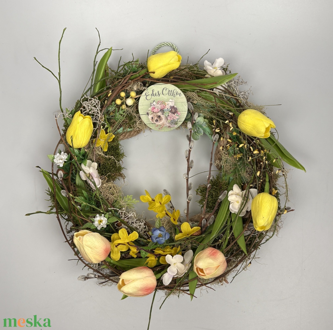 Sünit és pozsgásokat ábrázoló fatáblával ékített,  Édes otthon feliratú, tavaszi ajtódísz sík koszorúalapon - otthon & életmód - dekoráció - ajtó- és ablak dekoráció - ajtódísz & kopogtató - Meska.hu