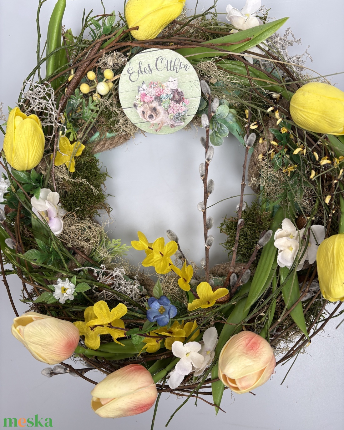 Sünit és pozsgásokat ábrázoló fatáblával ékített,  Édes otthon feliratú, tavaszi ajtódísz sík koszorúalapon - otthon & életmód - dekoráció - ajtó- és ablak dekoráció - ajtódísz & kopogtató - Meska.hu