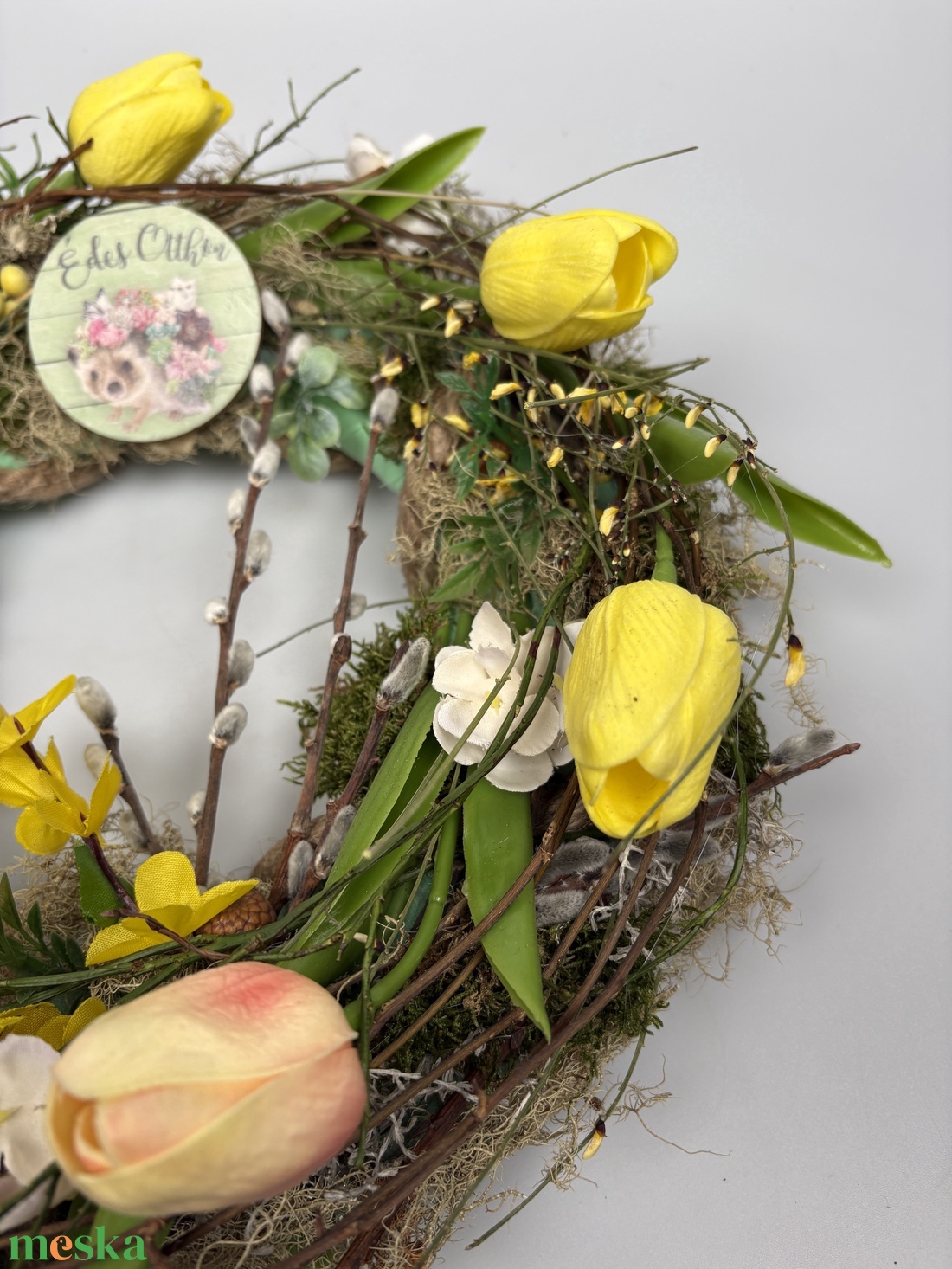 Sünit és pozsgásokat ábrázoló fatáblával ékített,  Édes otthon feliratú, tavaszi ajtódísz sík koszorúalapon - otthon & életmód - dekoráció - ajtó- és ablak dekoráció - ajtódísz & kopogtató - Meska.hu