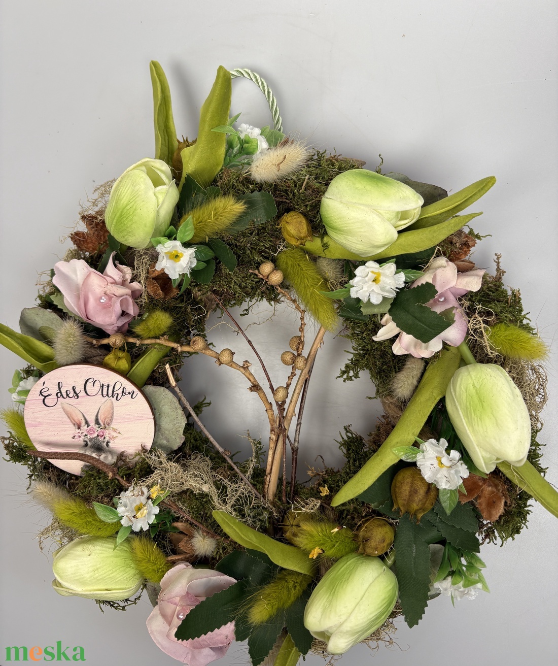 Üde színvilágú, zöld tulipános tavaszi ajtódísz  síkalapra kalligrafikus Édes Otthon feliratú fatáblával - otthon & életmód - dekoráció - ajtó- és ablak dekoráció - ajtódísz & kopogtató - Meska.hu