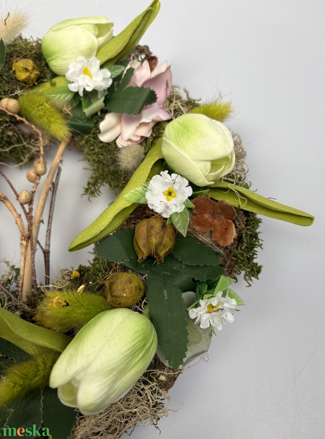 Üde színvilágú, zöld tulipános tavaszi ajtódísz  síkalapra kalligrafikus Édes Otthon feliratú fatáblával - otthon & életmód - dekoráció - ajtó- és ablak dekoráció - ajtódísz & kopogtató - Meska.hu