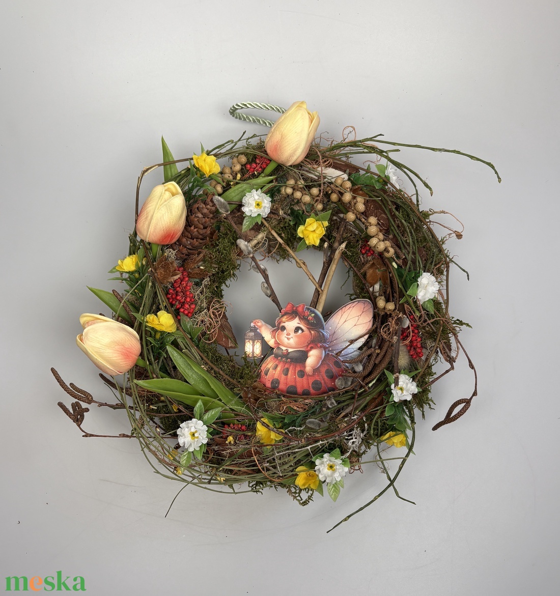 Katica világa - élénk színvilágú, tulipános síkalapos ajtódísz,  lámpást tartó katicát ábrázoló fatáblával - otthon & életmód - dekoráció - ajtó- és ablak dekoráció - ajtódísz & kopogtató - Meska.hu