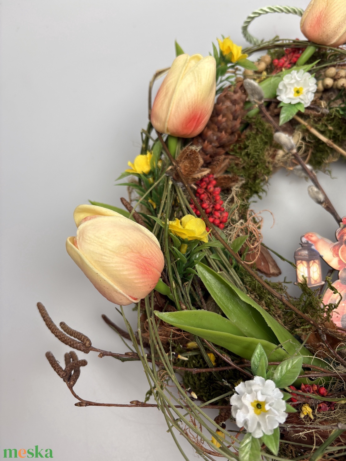 Katica világa - élénk színvilágú, tulipános síkalapos ajtódísz,  lámpást tartó katicát ábrázoló fatáblával - otthon & életmód - dekoráció - ajtó- és ablak dekoráció - ajtódísz & kopogtató - Meska.hu