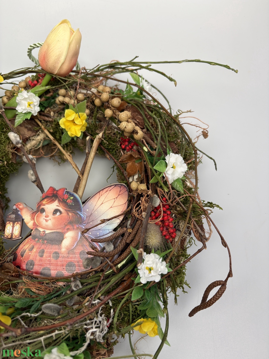 Katica világa - élénk színvilágú, tulipános síkalapos ajtódísz,  lámpást tartó katicát ábrázoló fatáblával - otthon & életmód - dekoráció - ajtó- és ablak dekoráció - ajtódísz & kopogtató - Meska.hu