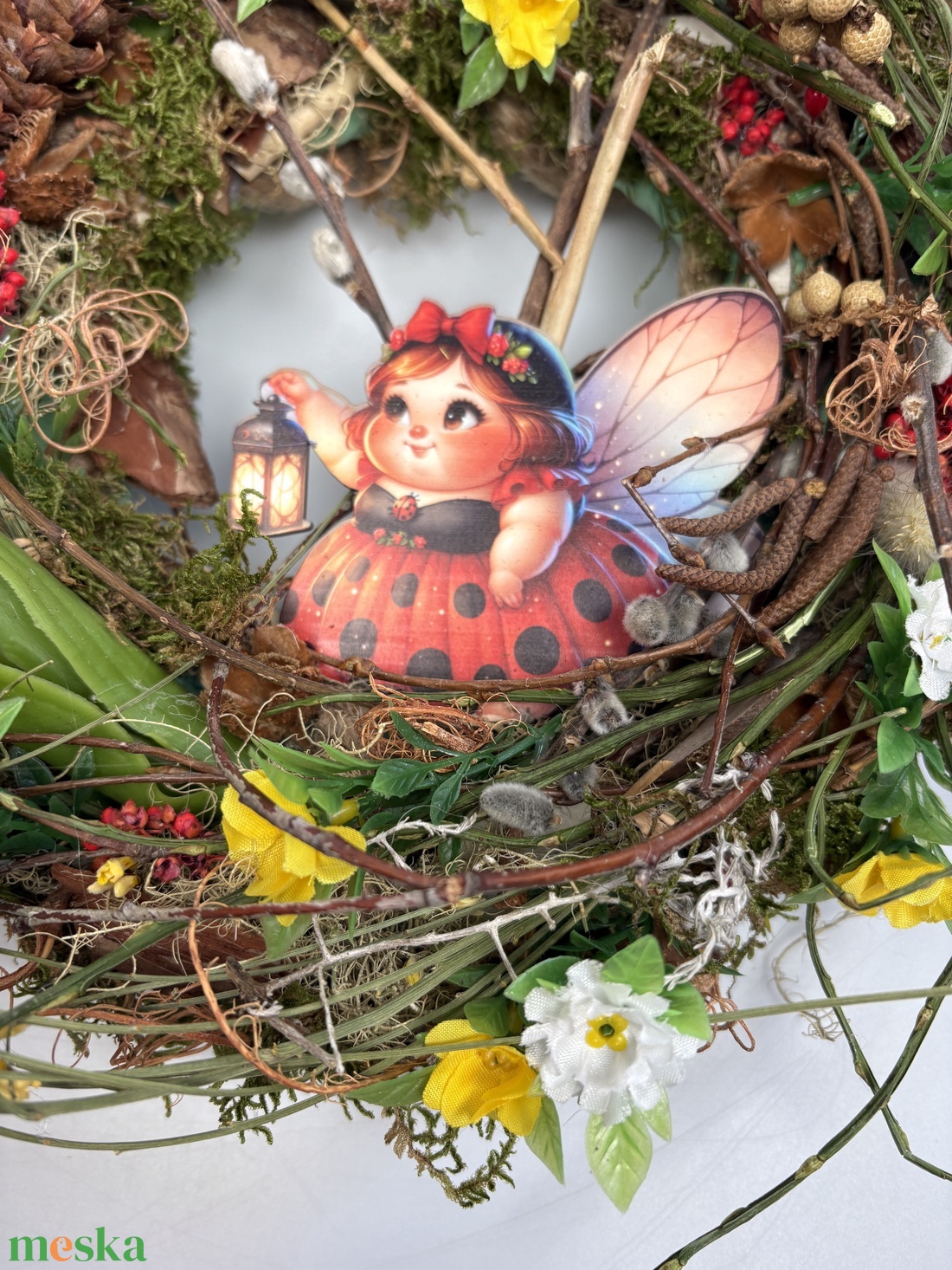 Katica világa - élénk színvilágú, tulipános síkalapos ajtódísz,  lámpást tartó katicát ábrázoló fatáblával - otthon & életmód - dekoráció - ajtó- és ablak dekoráció - ajtódísz & kopogtató - Meska.hu