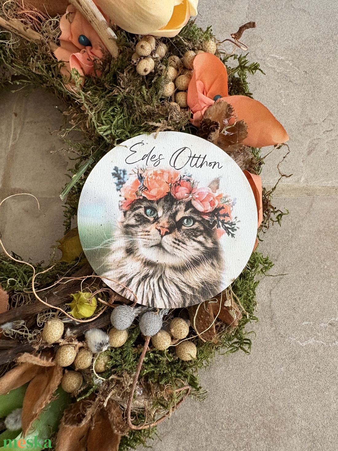 Cicám világa - természetes színvilágú, tulipános síkalapos ajtódísz,  színben harmonizáló, cicát ábrázoló fatáblával - otthon & életmód - dekoráció - ajtó- és ablak dekoráció - ajtódísz & kopogtató - Meska.hu