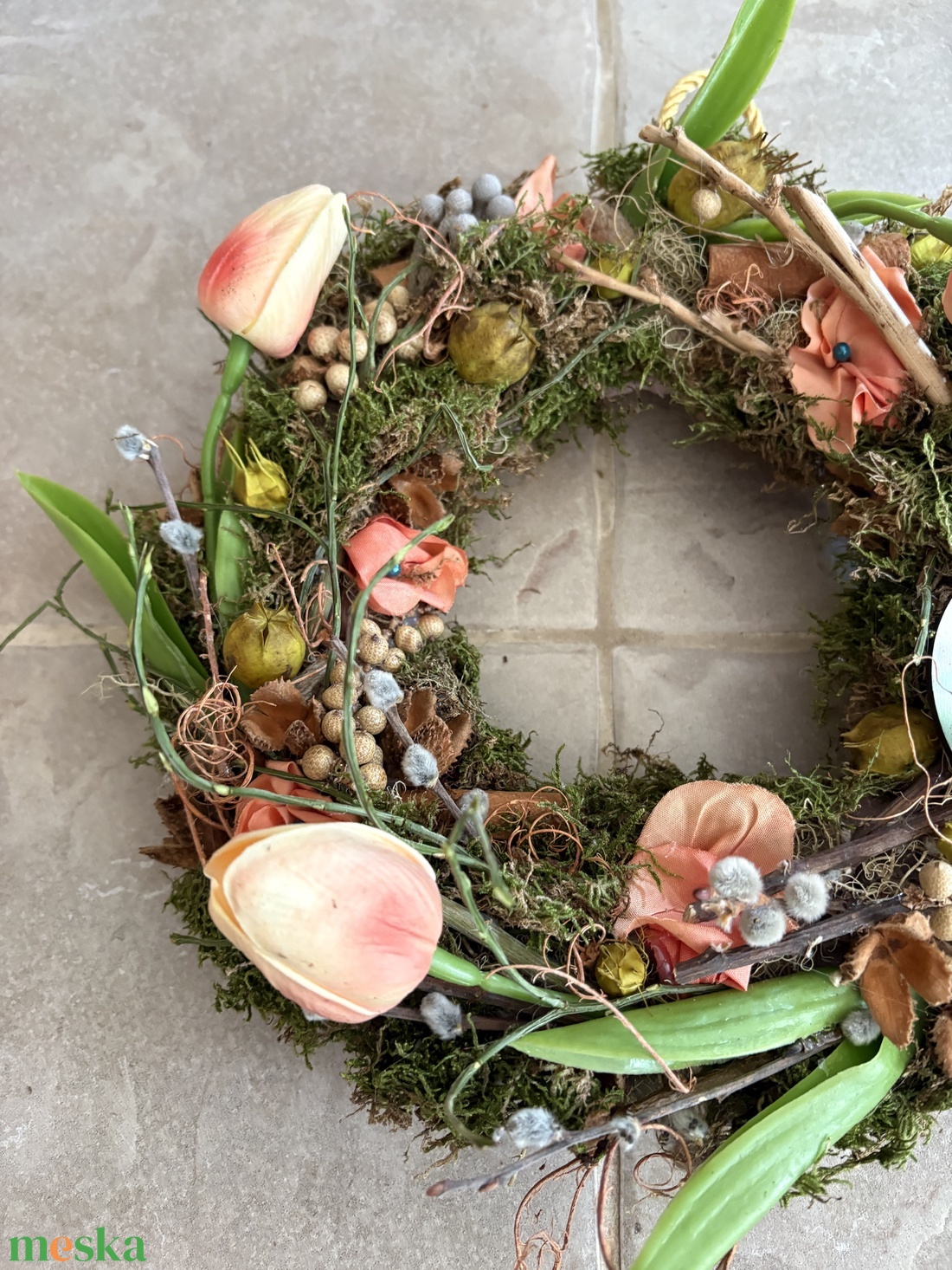 Cicám világa - természetes színvilágú, tulipános síkalapos ajtódísz,  színben harmonizáló, cicát ábrázoló fatáblával - otthon & életmód - dekoráció - ajtó- és ablak dekoráció - ajtódísz & kopogtató - Meska.hu