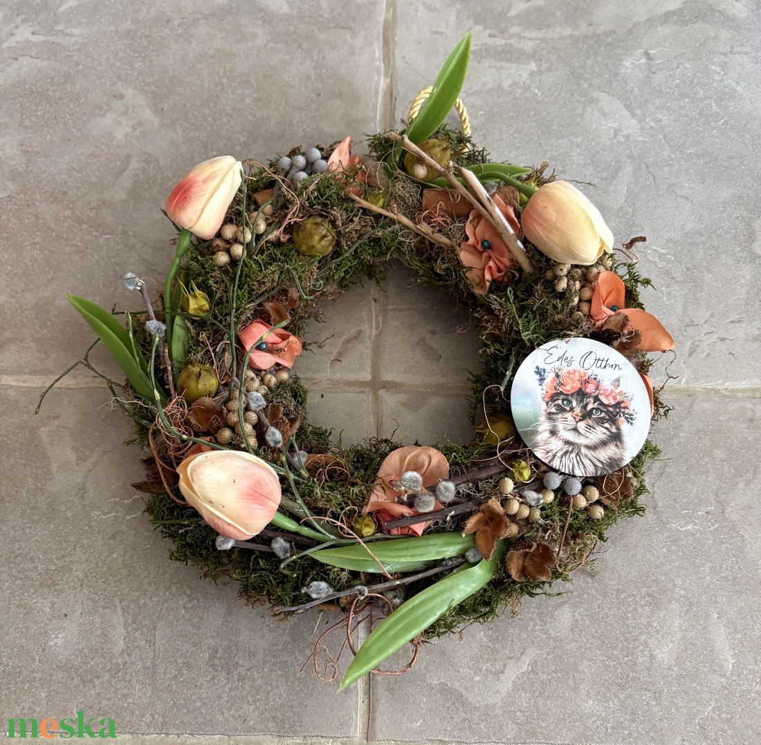 Cicám világa - természetes színvilágú, tulipános síkalapos ajtódísz,  színben harmonizáló, cicát ábrázoló fatáblával - otthon & életmód - dekoráció - ajtó- és ablak dekoráció - ajtódísz & kopogtató - Meska.hu