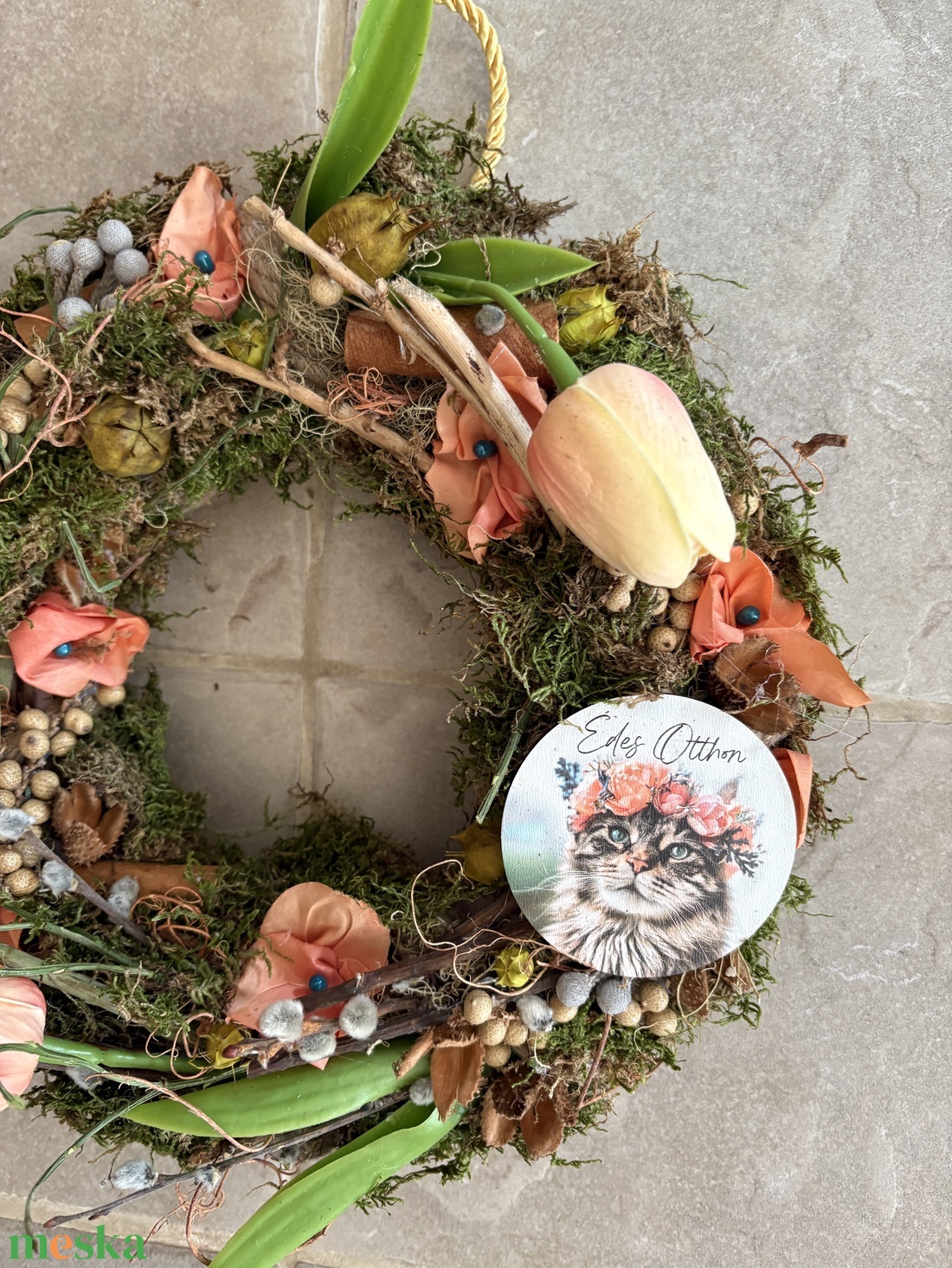 Cicám világa - természetes színvilágú, tulipános síkalapos ajtódísz,  színben harmonizáló, cicát ábrázoló fatáblával - otthon & életmód - dekoráció - ajtó- és ablak dekoráció - ajtódísz & kopogtató - Meska.hu