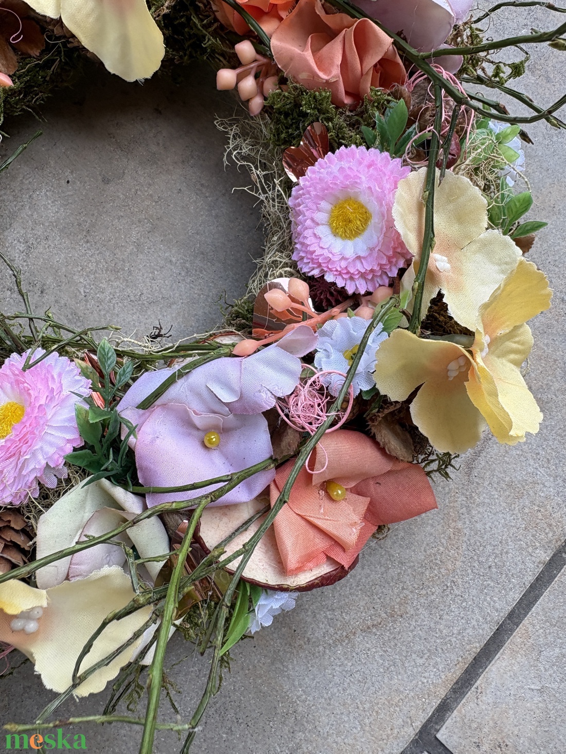 Villantós.1 - Pehelykönnyű, síkalapos ajtódísz sok-sok félénk virággal és Hello tavasz feliratú fatáblácskával - otthon & életmód - dekoráció - ajtó- és ablak dekoráció - ajtódísz & kopogtató - Meska.hu