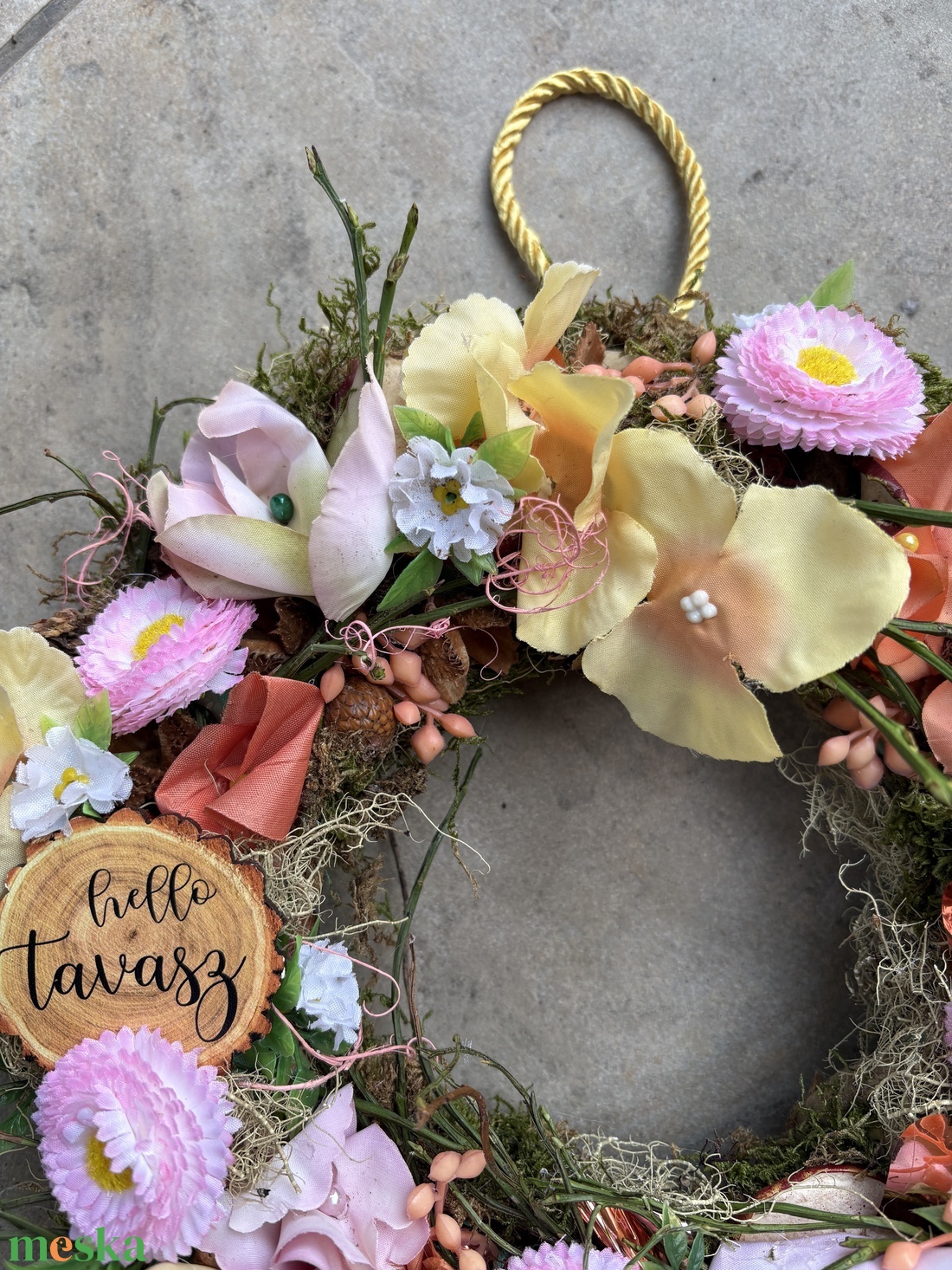Villantós.1 - Pehelykönnyű, síkalapos ajtódísz sok-sok félénk virággal és Hello tavasz feliratú fatáblácskával - otthon & életmód - dekoráció - ajtó- és ablak dekoráció - ajtódísz & kopogtató - Meska.hu