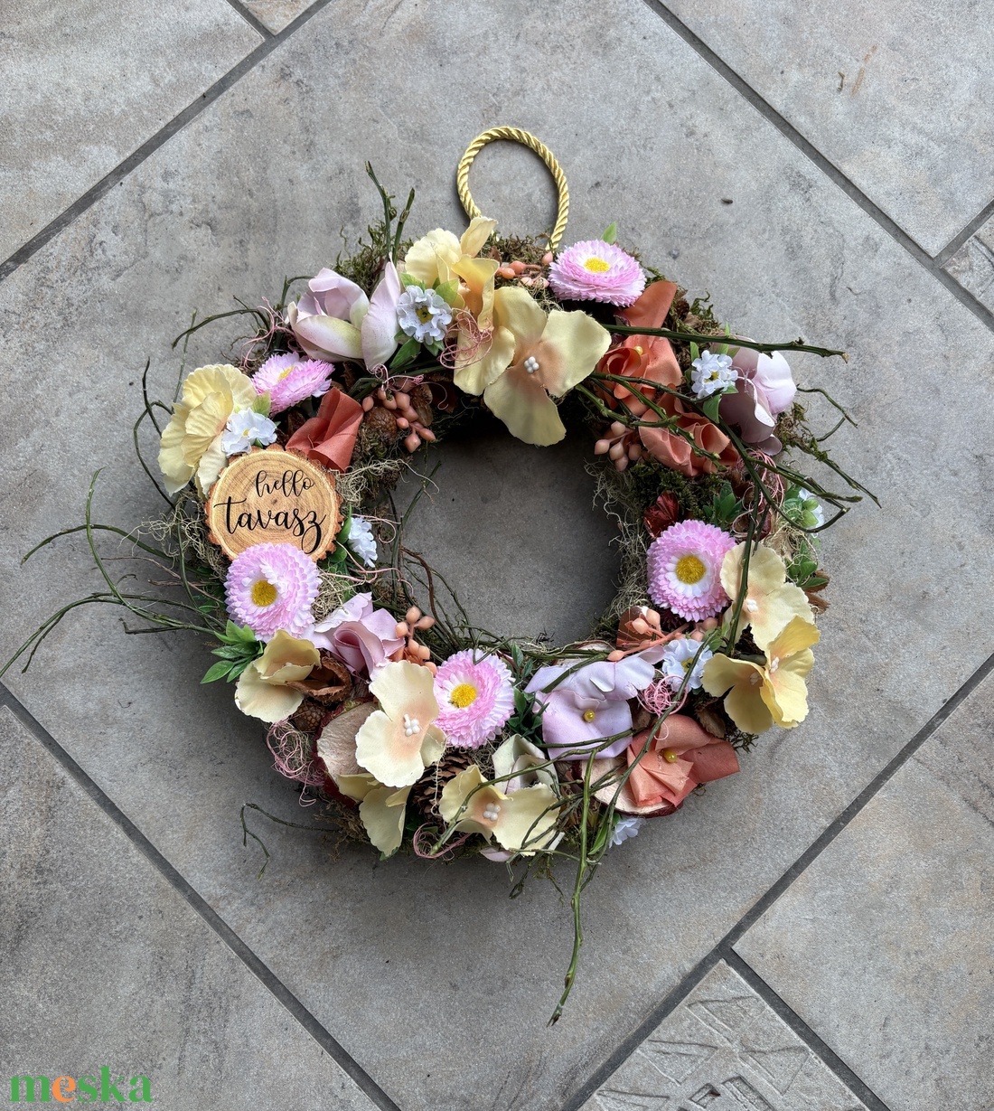 Villantós.1 - Pehelykönnyű, síkalapos ajtódísz sok-sok félénk virággal és Hello tavasz feliratú fatáblácskával - otthon & életmód - dekoráció - ajtó- és ablak dekoráció - ajtódísz & kopogtató - Meska.hu