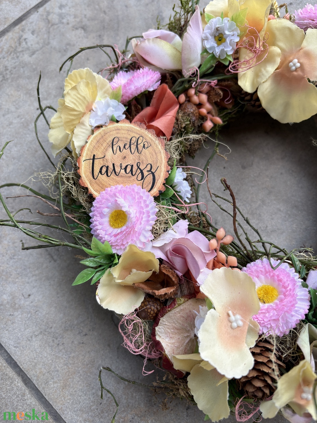 Villantós.1 - Pehelykönnyű, síkalapos ajtódísz sok-sok félénk virággal és Hello tavasz feliratú fatáblácskával - otthon & életmód - dekoráció - ajtó- és ablak dekoráció - ajtódísz & kopogtató - Meska.hu