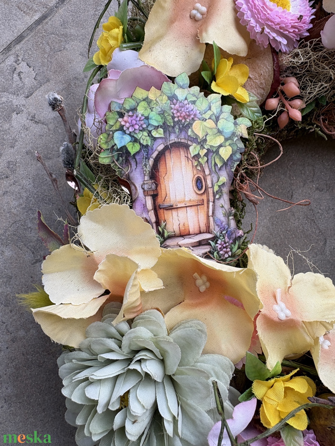 Villantós.2 - Pehelykönnyű, síkalapos ajtódísz pasztell virágokkal és egy erdei kalyiba ajtaját ábrázoló fatáblácskával - otthon & életmód - dekoráció - ajtó- és ablak dekoráció - ajtódísz & kopogtató - Meska.hu