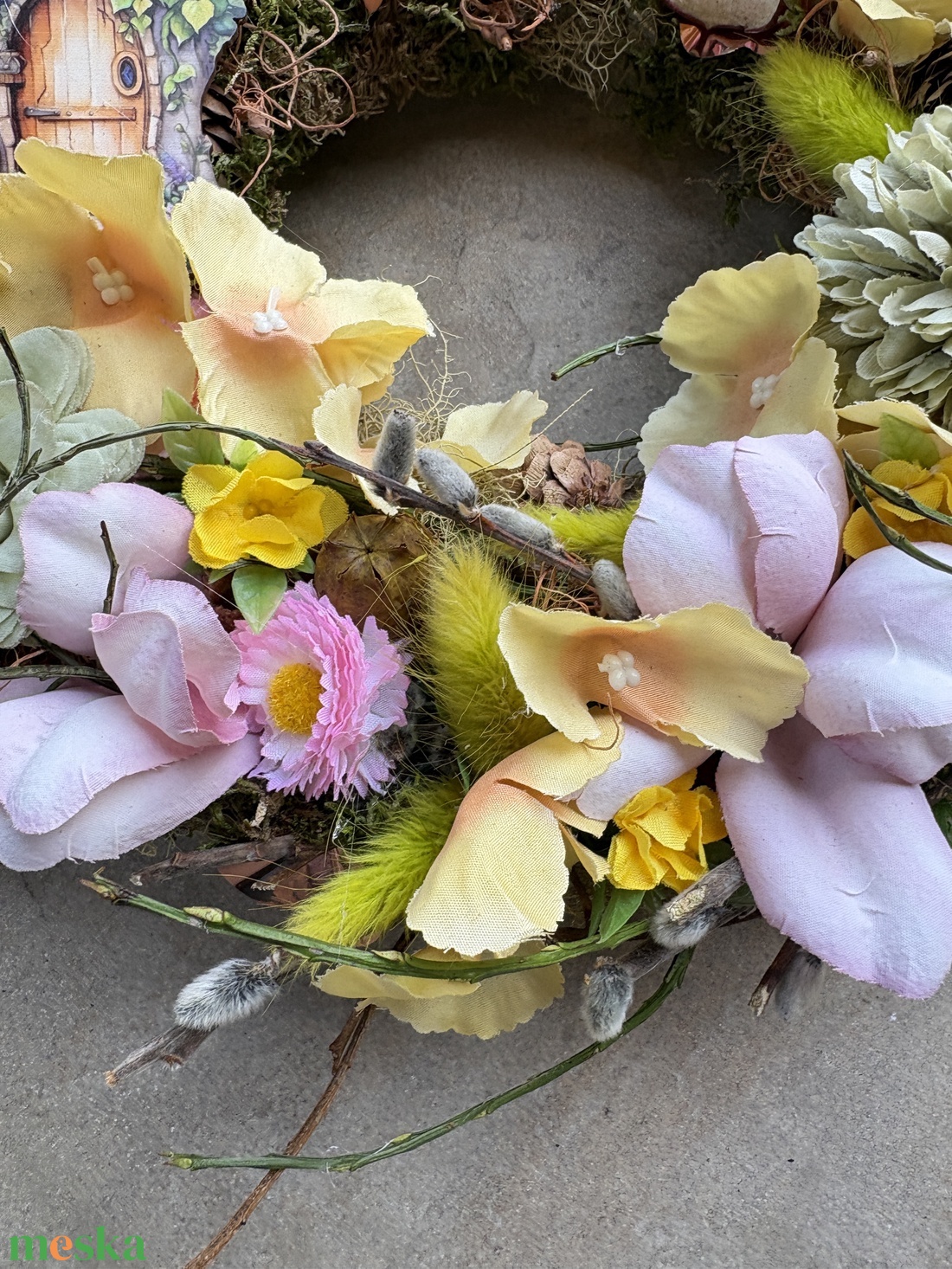 Villantós.2 - Pehelykönnyű, síkalapos ajtódísz pasztell virágokkal és egy erdei kalyiba ajtaját ábrázoló fatáblácskával - otthon & életmód - dekoráció - ajtó- és ablak dekoráció - ajtódísz & kopogtató - Meska.hu