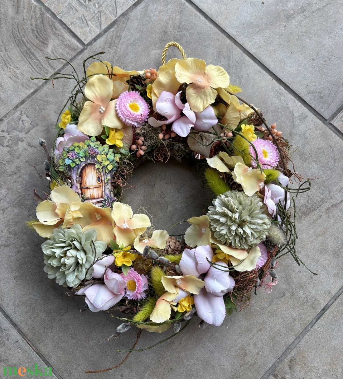 Villantós.2 - Pehelykönnyű, síkalapos ajtódísz pasztell virágokkal és egy erdei kalyiba ajtaját ábrázoló fatáblácskával - otthon & életmód - dekoráció - ajtó- és ablak dekoráció - ajtódísz & kopogtató - Meska.hu