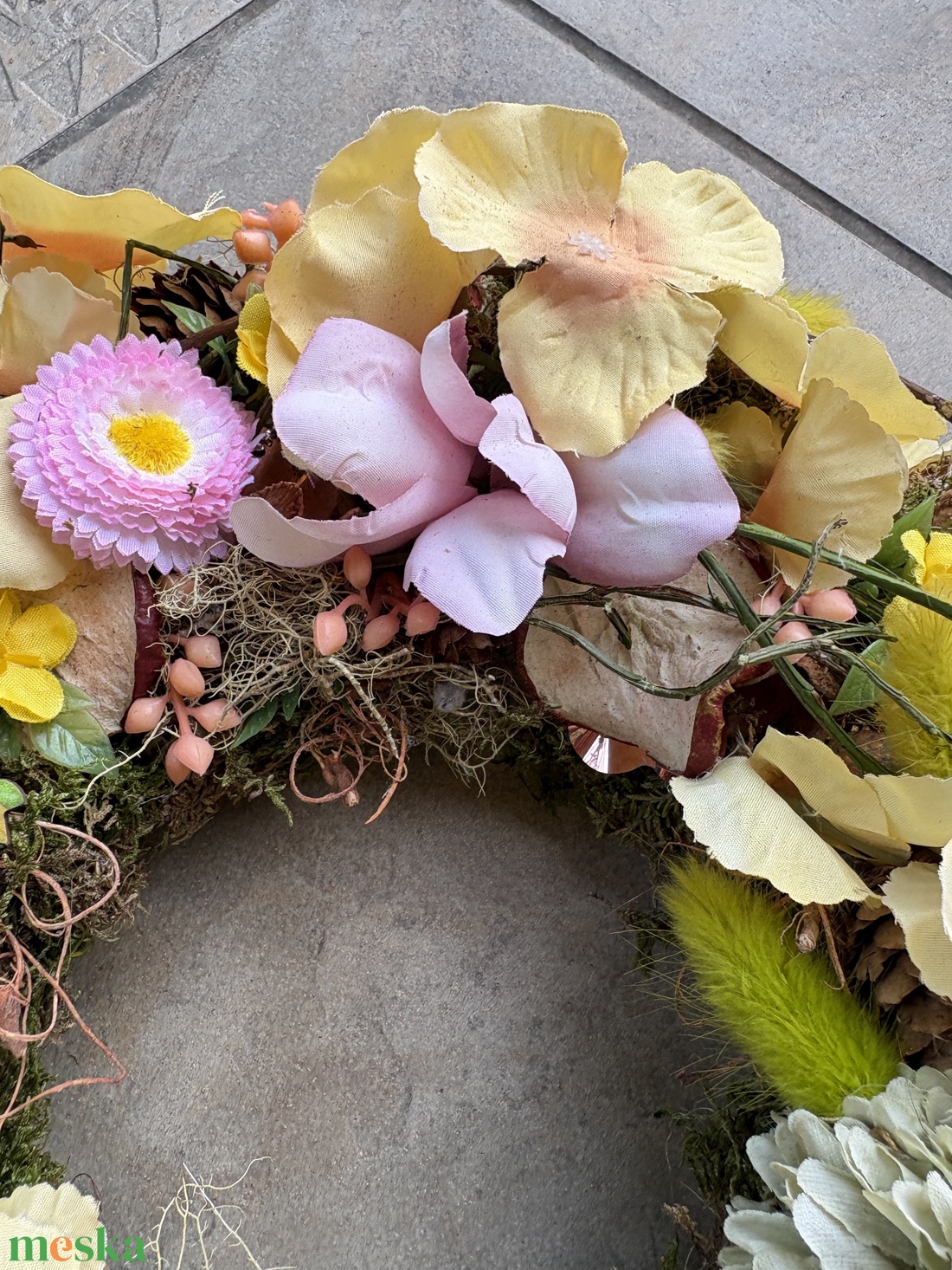 Villantós.2 - Pehelykönnyű, síkalapos ajtódísz pasztell virágokkal és egy erdei kalyiba ajtaját ábrázoló fatáblácskával - otthon & életmód - dekoráció - ajtó- és ablak dekoráció - ajtódísz & kopogtató - Meska.hu