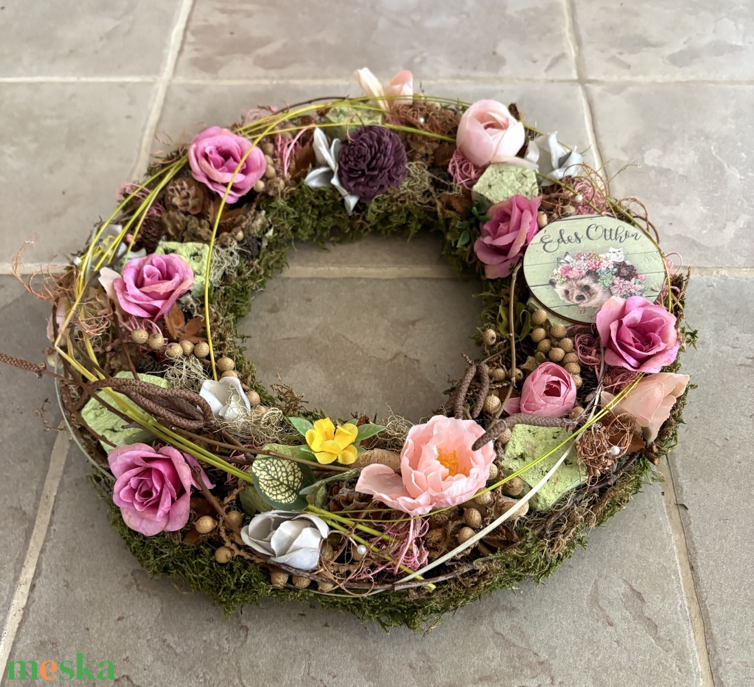 Villantós.5 - Pehelykönnyű ajtódísz napfényben megcsillanó rosegold elemekkel és sünis Édes Otthon fatáblácskával - otthon & életmód - dekoráció - ajtó- és ablak dekoráció - ajtódísz & kopogtató - Meska.hu