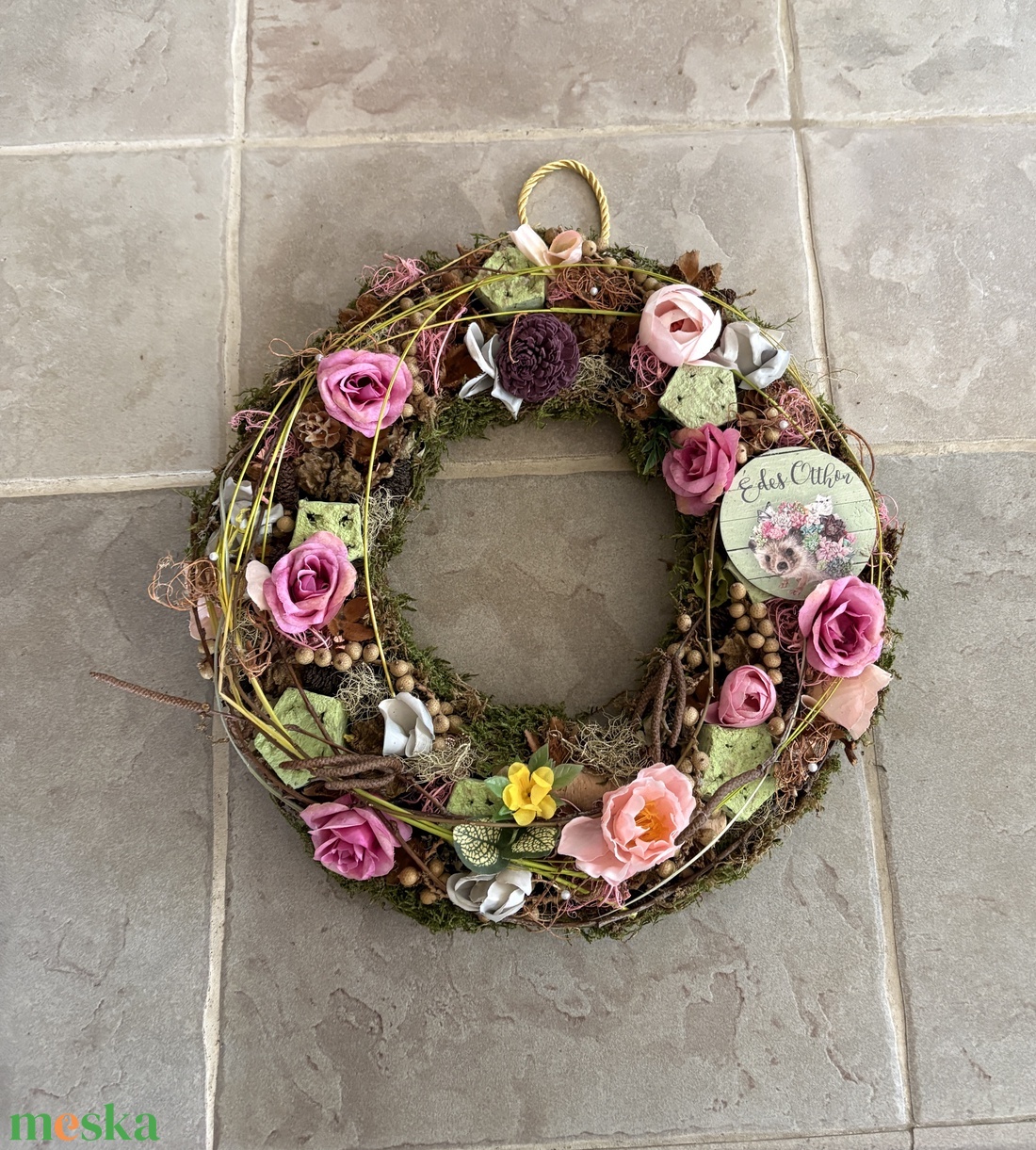 Villantós.5 - Pehelykönnyű ajtódísz napfényben megcsillanó rosegold elemekkel és sünis Édes Otthon fatáblácskával - otthon & életmód - dekoráció - ajtó- és ablak dekoráció - ajtódísz & kopogtató - Meska.hu