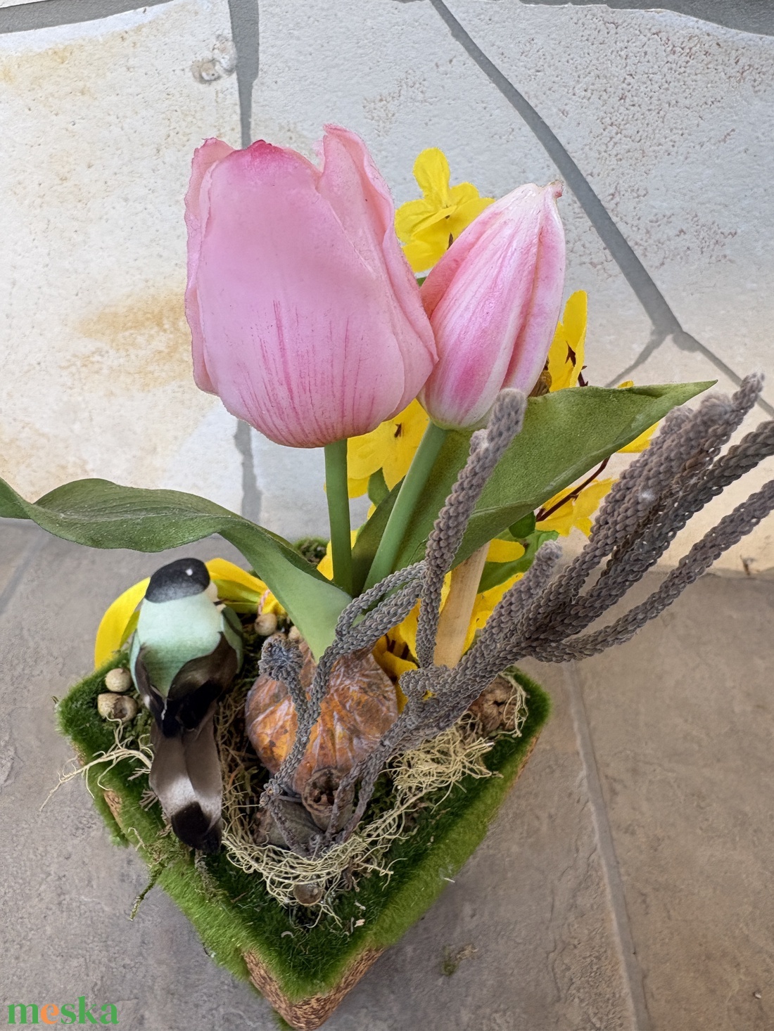 Tartós tavaszváró asztaldísz hagymás tulipán alatt hűsölő picinke cinkével - a mohás kaspó kollekcióból (P-18)  - ünnepi díszek, dekorációk - húsvéti díszek és dekorációk - húsvéti asztaldíszek - Meska.hu