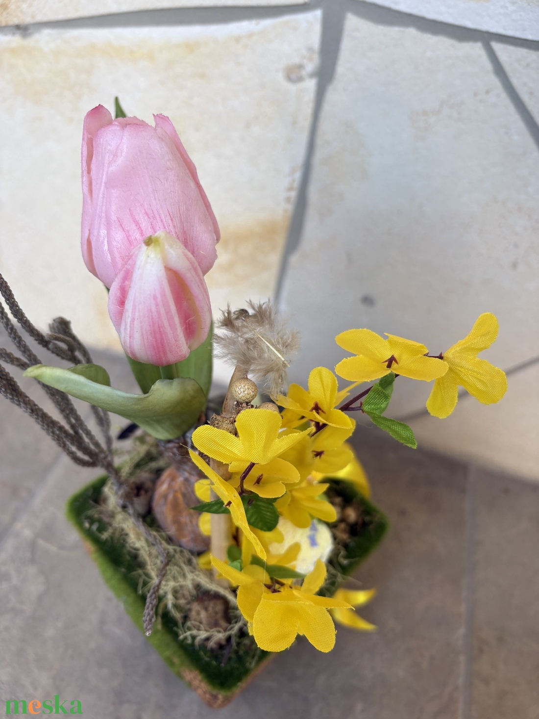 Tartós tavaszváró asztaldísz hagymás tulipán alatt hűsölő picinke cinkével - a mohás kaspó kollekcióból (P-18)  - ünnepi díszek, dekorációk - húsvéti díszek és dekorációk - húsvéti asztaldíszek - Meska.hu