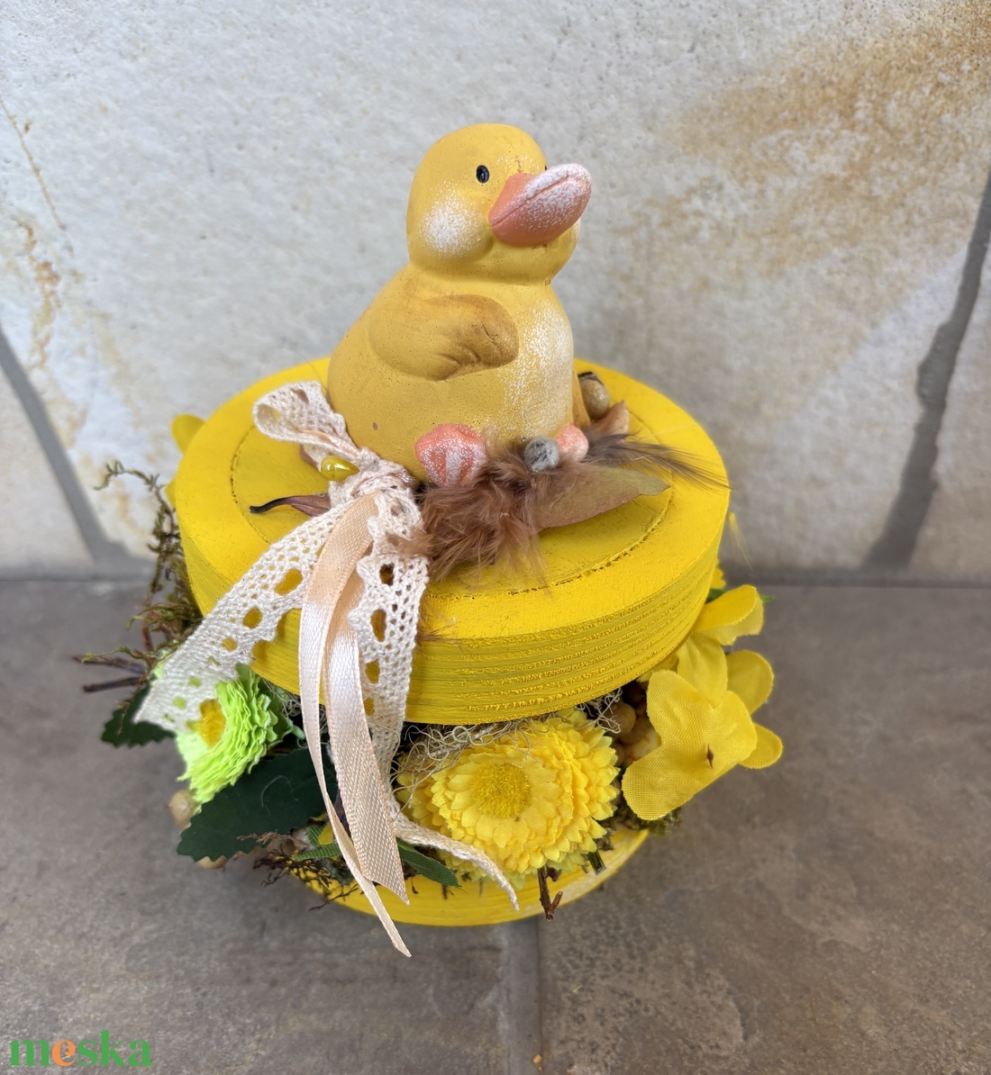 Kacsás, sárga, tartós tavaszi asztaldísz a virágszendvics kollekcióból (P-19)  - ünnepi díszek, dekorációk - húsvéti díszek és dekorációk - húsvéti asztaldíszek - Meska.hu