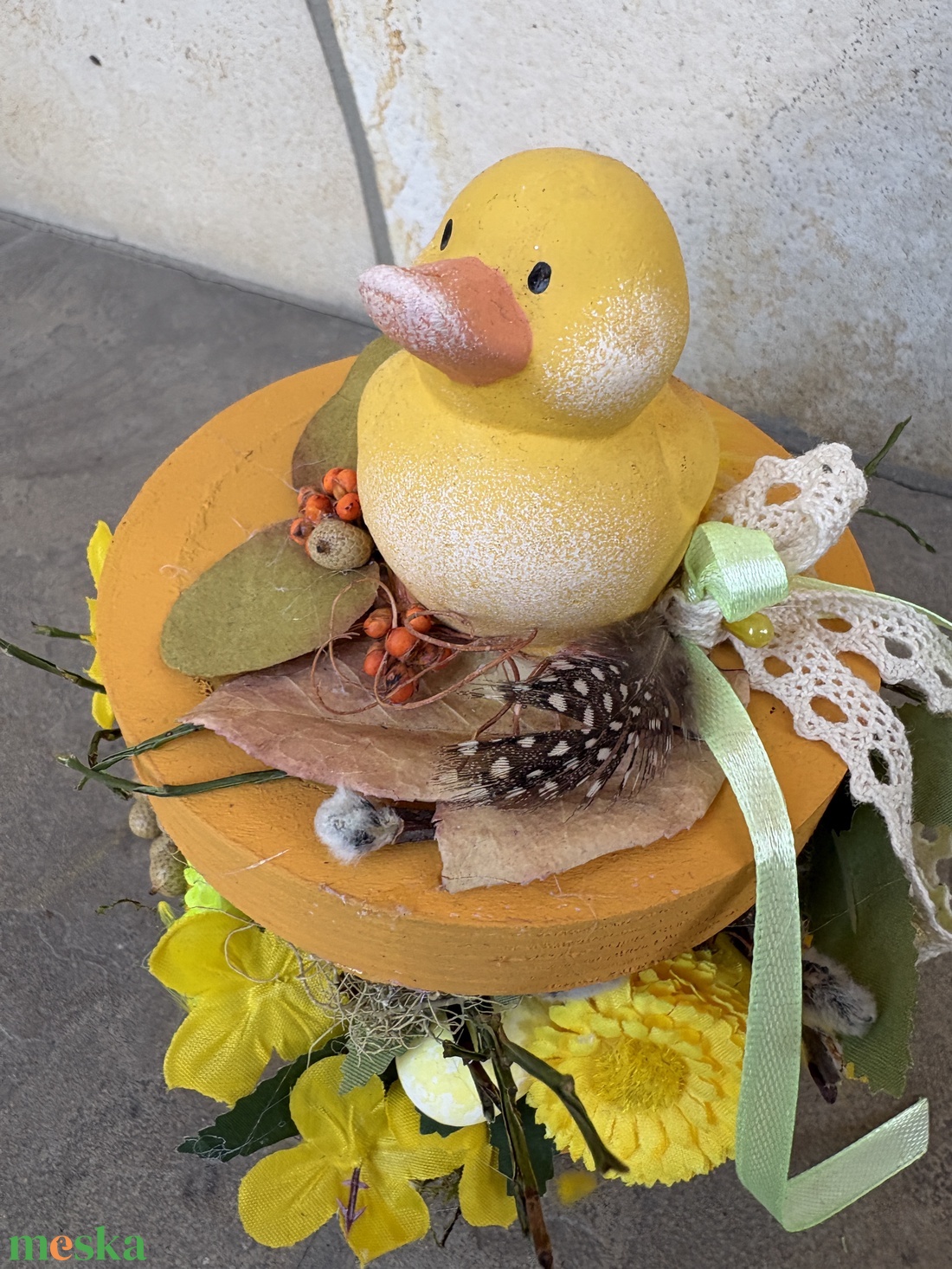 Kacsás, napsárga, tartós tavaszi asztaldísz a virágszendvics kollekcióból (P-20)  - ünnepi díszek, dekorációk - húsvéti díszek és dekorációk - húsvéti asztaldíszek - Meska.hu