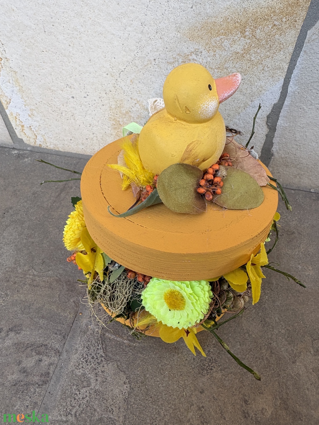 Kacsás, napsárga, tartós tavaszi asztaldísz a virágszendvics kollekcióból (P-20)  - ünnepi díszek, dekorációk - húsvéti díszek és dekorációk - húsvéti asztaldíszek - Meska.hu