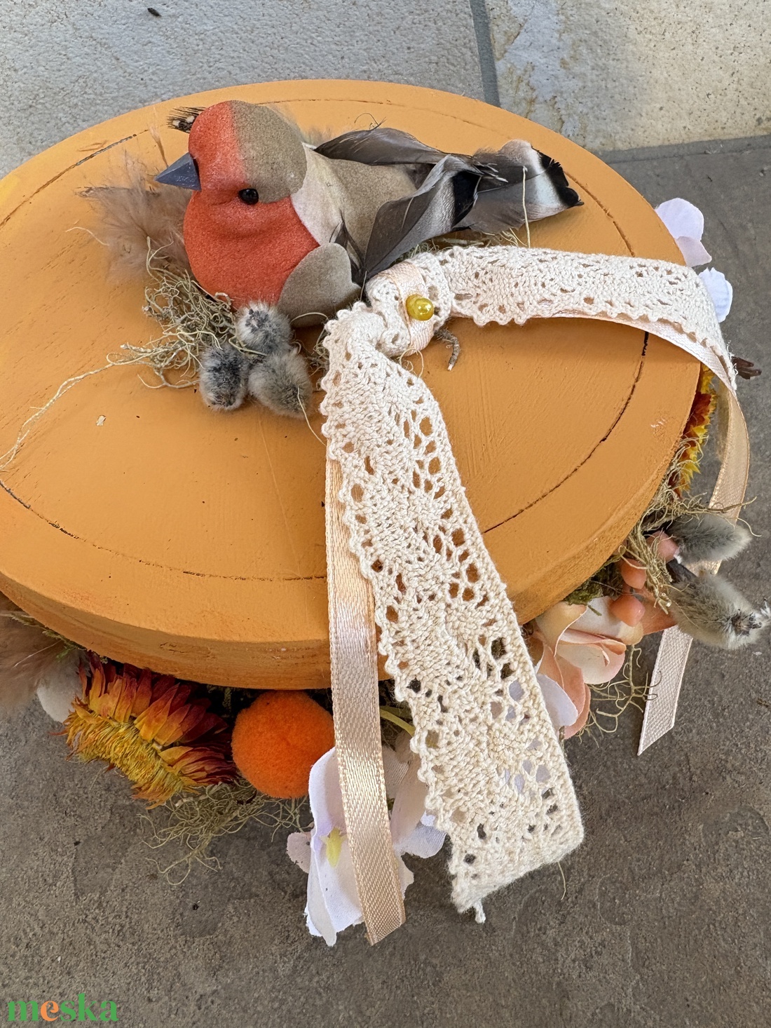 Sárgarépaszínű, madárkás, tartós tavaszi asztaldísz a virágszendvics kollekcióból (P-24)  - ünnepi díszek, dekorációk - húsvéti díszek és dekorációk - húsvéti asztaldíszek - Meska.hu