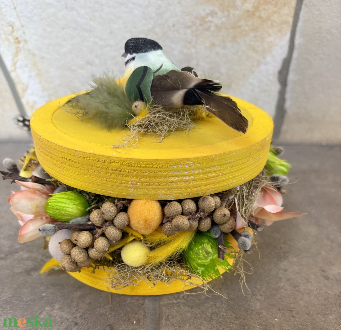 Napsárga színű, madárkás, tartós tavaszi asztaldísz a virágszendvics kollekcióból (P-25)  - ünnepi díszek, dekorációk - húsvéti díszek és dekorációk - húsvéti asztaldíszek - Meska.hu