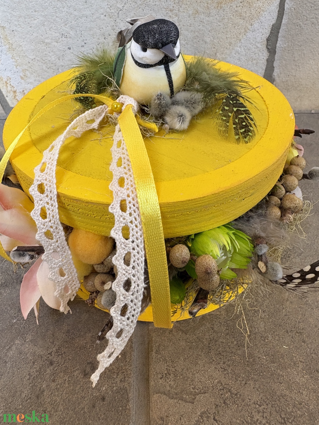 Napsárga színű, madárkás, tartós tavaszi asztaldísz a virágszendvics kollekcióból (P-25)  - ünnepi díszek, dekorációk - húsvéti díszek és dekorációk - húsvéti asztaldíszek - Meska.hu