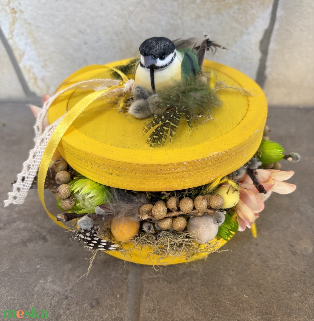 Napsárga színű, madárkás, tartós tavaszi asztaldísz a virágszendvics kollekcióból (P-25)  - ünnepi díszek, dekorációk - húsvéti díszek és dekorációk - húsvéti asztaldíszek - Meska.hu