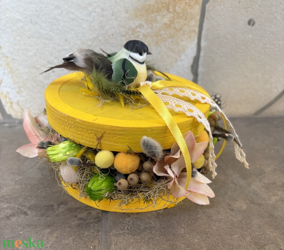 Napsárga színű, madárkás, tartós tavaszi asztaldísz a virágszendvics kollekcióból (P-25)  - ünnepi díszek, dekorációk - húsvéti díszek és dekorációk - húsvéti asztaldíszek - Meska.hu