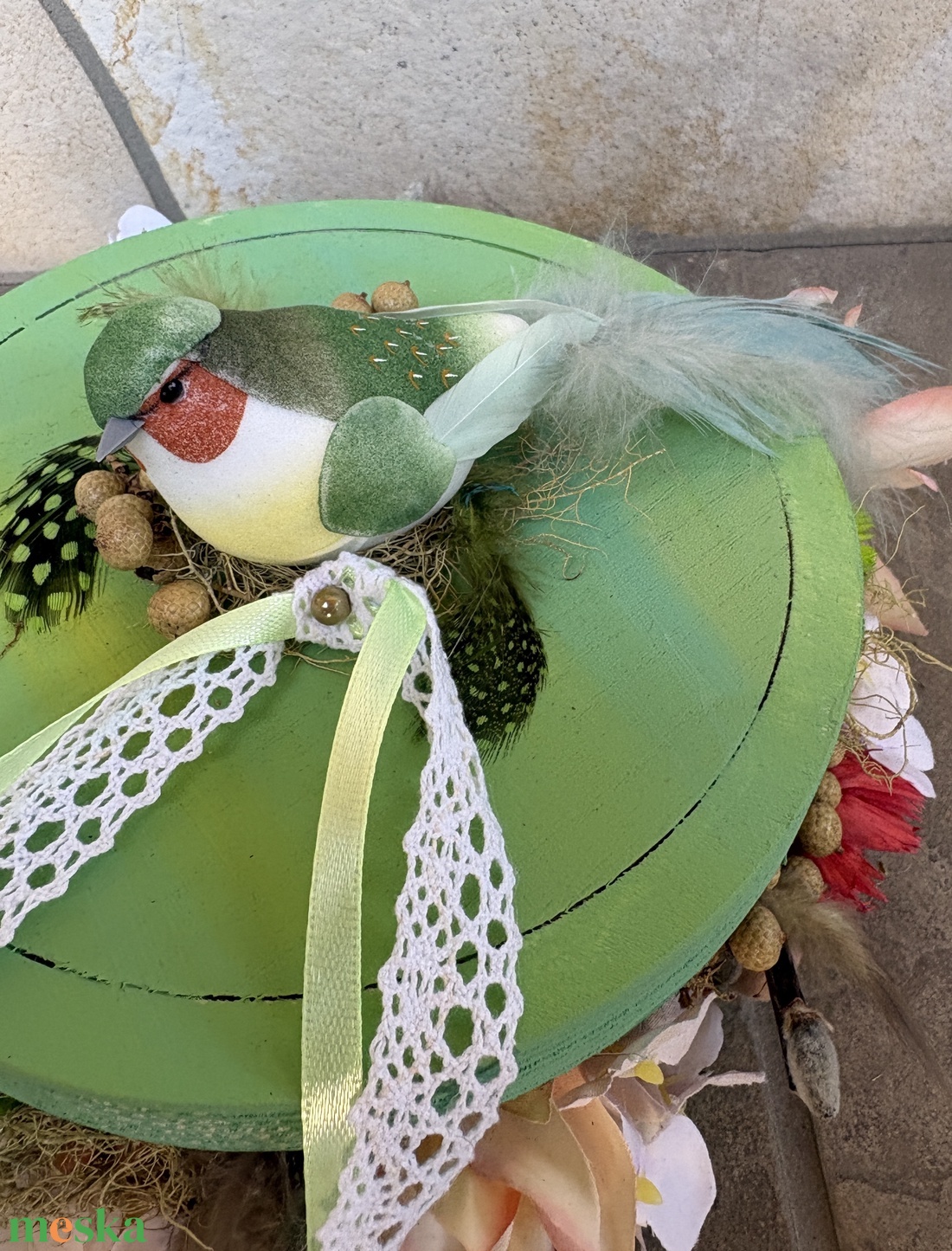 Zöldes-kékes, csodálatos hosszú farktollú madárkás, tartós tavaszi asztaldísz a virágszendvics kollekcióból (P-26)  - ünnepi díszek, dekorációk - húsvéti díszek és dekorációk - húsvéti asztaldíszek - Meska.hu