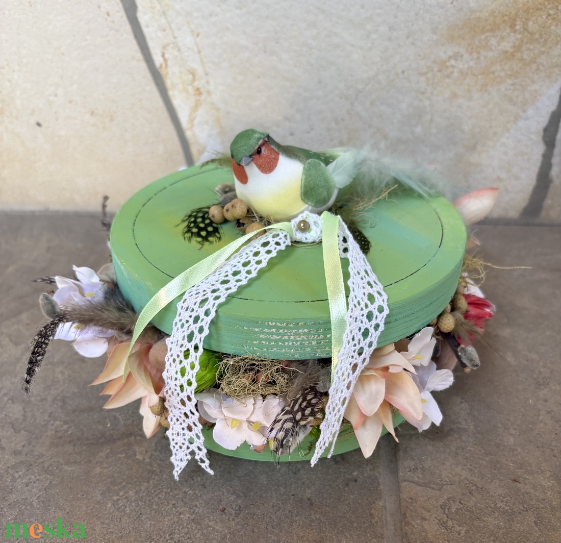 Zöldes-kékes, csodálatos hosszú farktollú madárkás, tartós tavaszi asztaldísz a virágszendvics kollekcióból (P-26)  - ünnepi díszek, dekorációk - húsvéti díszek és dekorációk - húsvéti asztaldíszek - Meska.hu