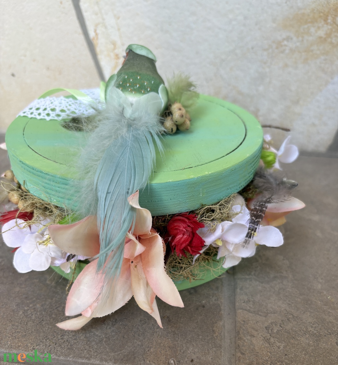 Zöldes-kékes, csodálatos hosszú farktollú madárkás, tartós tavaszi asztaldísz a virágszendvics kollekcióból (P-26)  - ünnepi díszek, dekorációk - húsvéti díszek és dekorációk - húsvéti asztaldíszek - Meska.hu