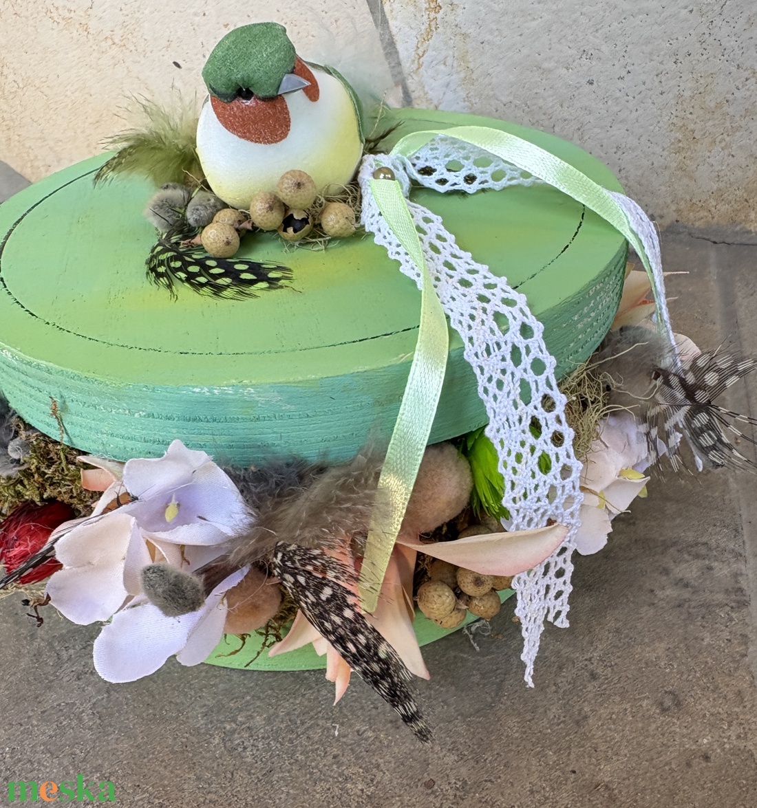 Zöldes-kékes, csodálatos hosszú farktollú madárkás, tartós tavaszi asztaldísz a virágszendvics kollekcióból (P-26)  - ünnepi díszek, dekorációk - húsvéti díszek és dekorációk - húsvéti asztaldíszek - Meska.hu