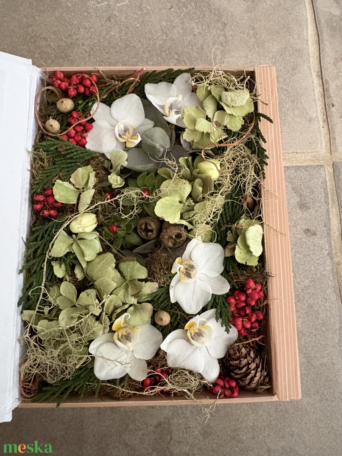 Bibliofil könyveskert - egy kötetnyi könyvbe zárt természet, különleges virágdísz orchideával  - otthon & életmód - virágdekoráció - virágdíszek - asztali virágdísz - Meska.hu