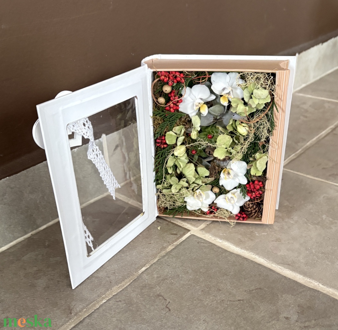 Bibliofil könyveskert - egy kötetnyi könyvbe zárt természet, különleges virágdísz orchideával  - otthon & életmód - virágdekoráció - virágdíszek - asztali virágdísz - Meska.hu