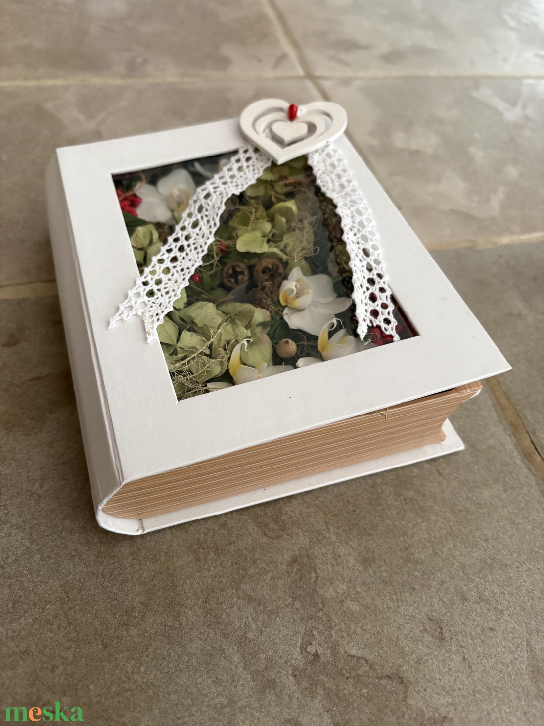 Bibliofil könyveskert - egy kötetnyi könyvbe zárt természet, különleges virágdísz orchideával  - otthon & életmód - virágdekoráció - virágdíszek - asztali virágdísz - Meska.hu