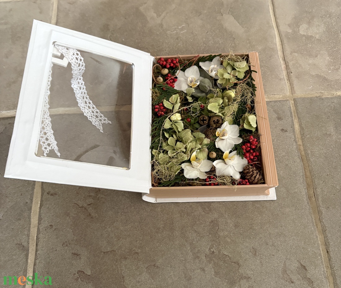 Bibliofil könyveskert - egy kötetnyi könyvbe zárt természet, különleges virágdísz orchideával  - otthon & életmód - virágdekoráció - virágdíszek - asztali virágdísz - Meska.hu