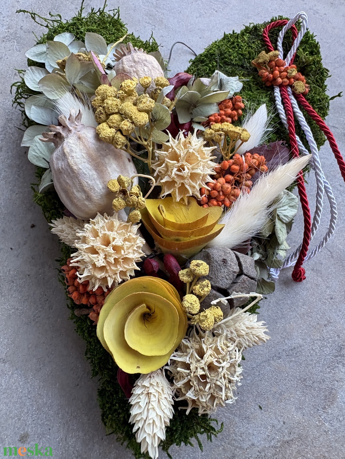 Derű - elegáns, szárazvirágokkal és termésekkel díszített, kegyeleti mohakoszorú (K-06)  - otthon & életmód - vallás - temetkezési tárgy - sírdísz, kegyeleti dísz - Meska.hu