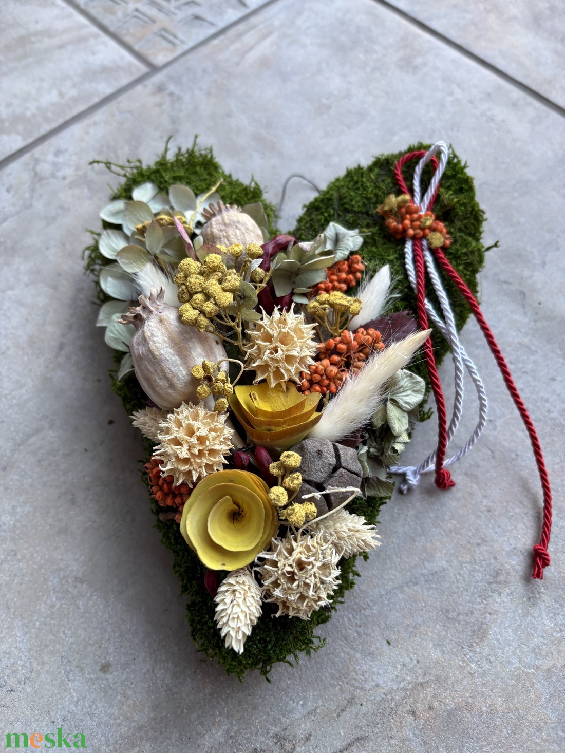 Derű - elegáns, szárazvirágokkal és termésekkel díszített, kegyeleti mohakoszorú (K-06)  - otthon & életmód - vallás - temetkezési tárgy - sírdísz, kegyeleti dísz - Meska.hu