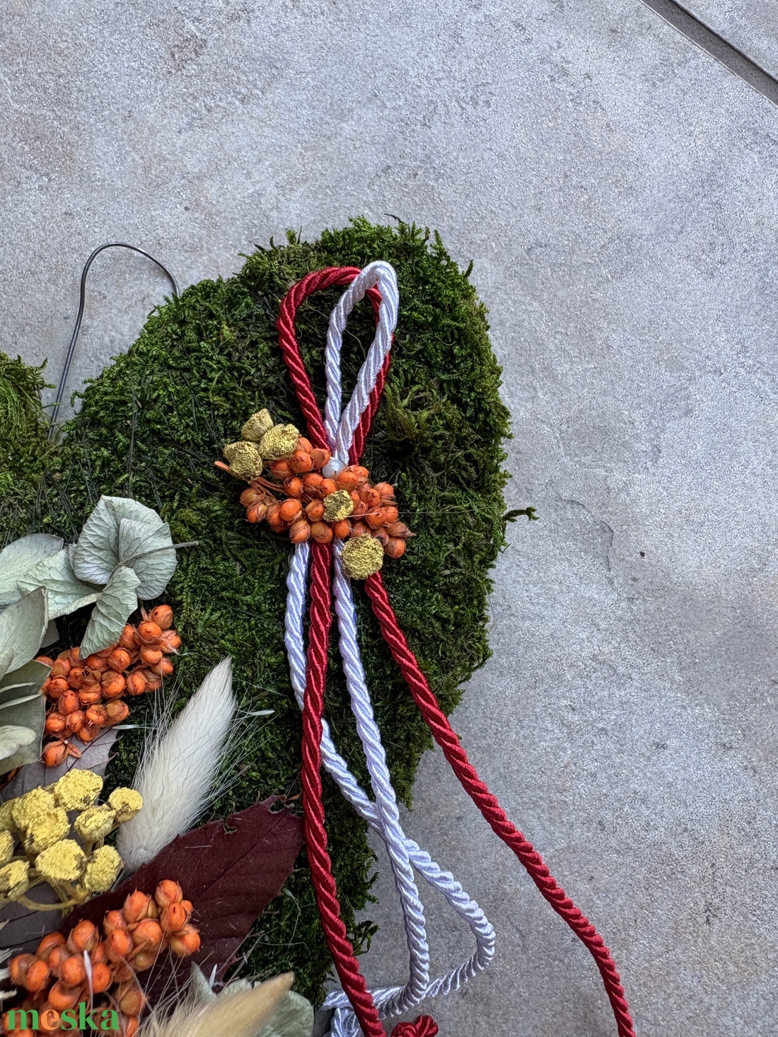 Derű - elegáns, szárazvirágokkal és termésekkel díszített, kegyeleti mohakoszorú (K-06)  - otthon & életmód - vallás - temetkezési tárgy - sírdísz, kegyeleti dísz - Meska.hu