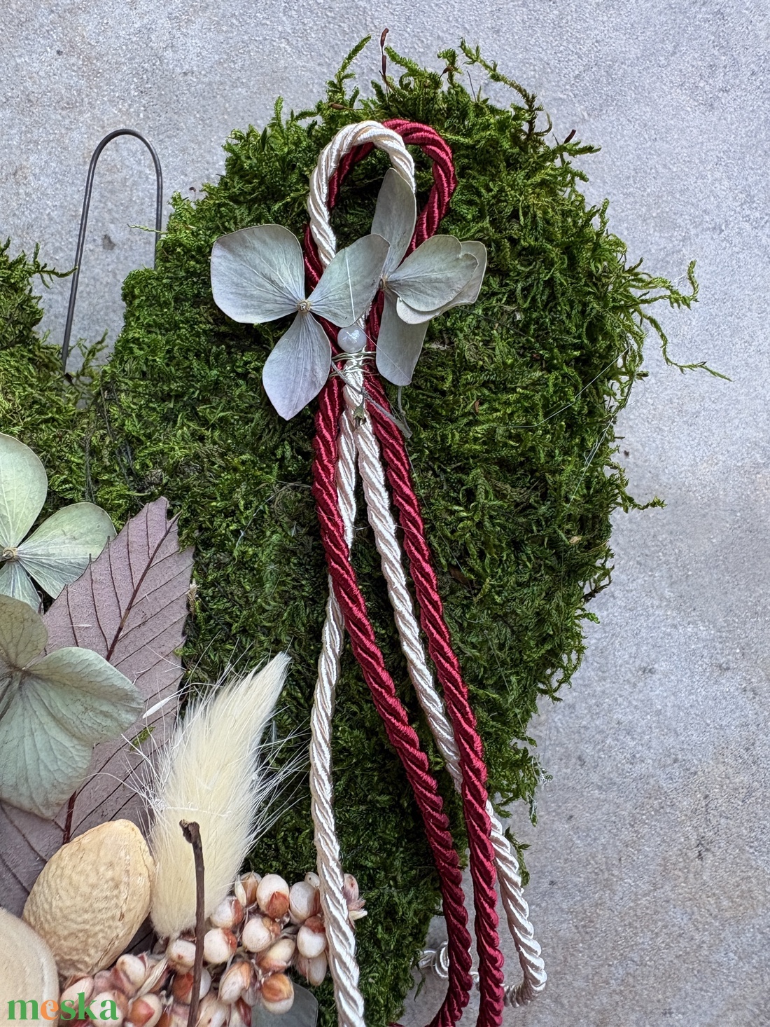Odaadás - elegáns, szárazvirágokkal és termésekkel díszített, kegyeleti mohakoszorú (K-07)  - otthon & életmód - vallás - temetkezési tárgy - sírdísz, kegyeleti dísz - Meska.hu