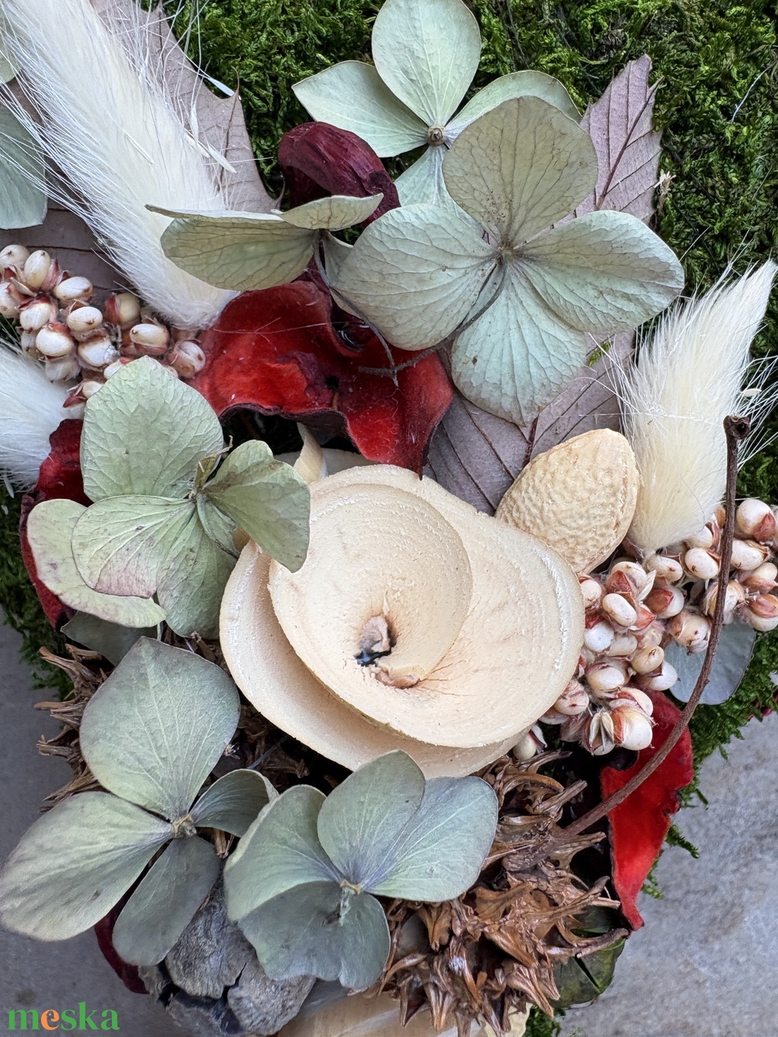 Odaadás - elegáns, szárazvirágokkal és termésekkel díszített, kegyeleti mohakoszorú (K-07)  - otthon & életmód - vallás - temetkezési tárgy - sírdísz, kegyeleti dísz - Meska.hu